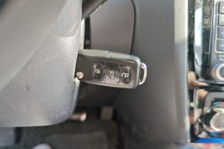 Used Volkswagen Sagitar 2015 230TSI Automatic Comfort Version Vehicle Key