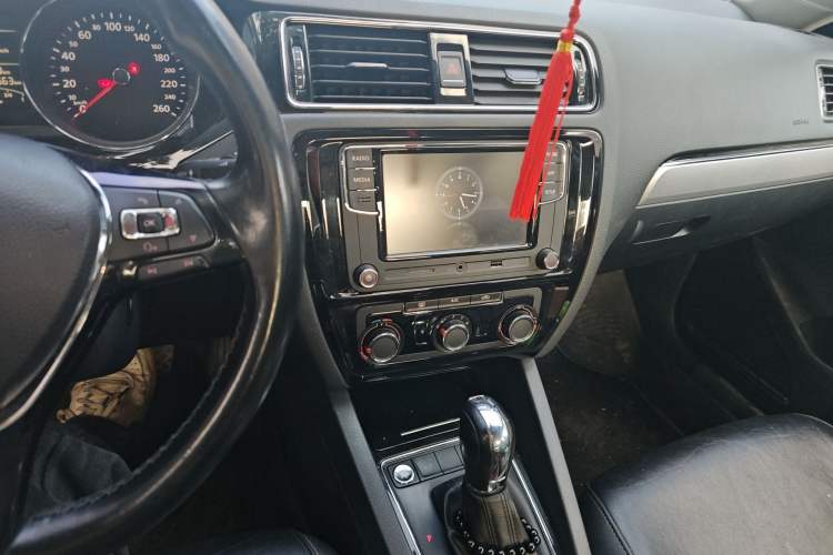 Used Volkswagen Sagitar 2018 1.6L Automatic Comfort Model Audio And AC Panel