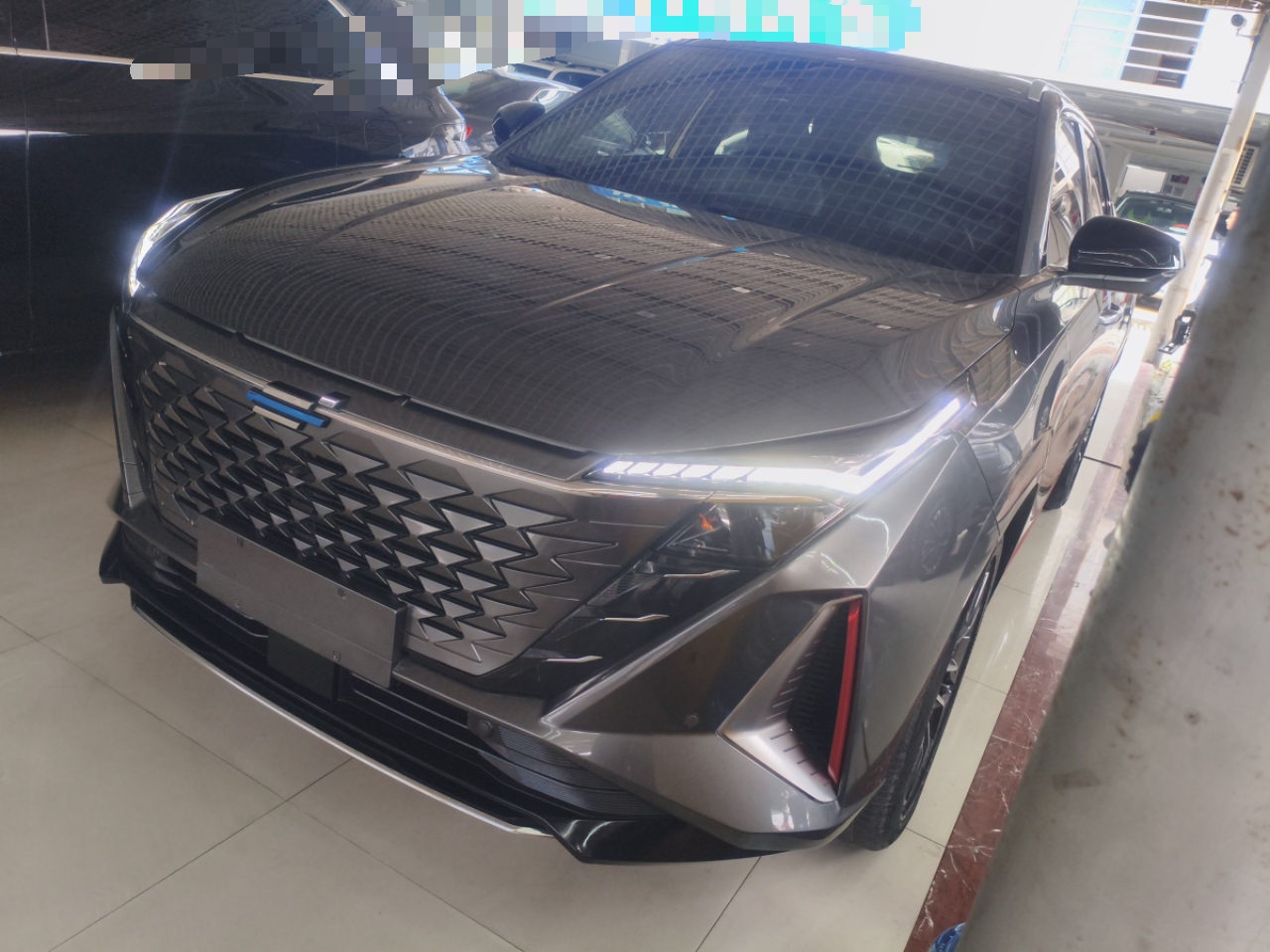 تحت مقدمة السيارة