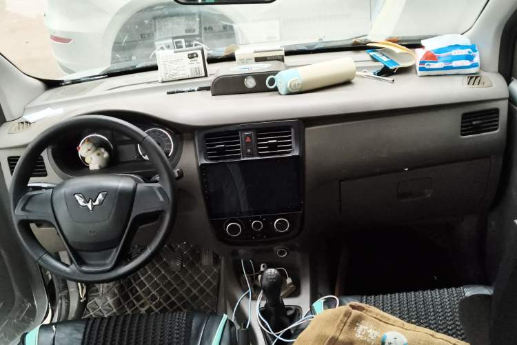 Used Wuling Rongguang V 2018 1.5L Practical Version Center Console