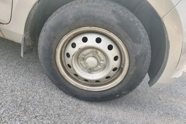 Used Wuling Rongguang V 2016 1.2L Practical Version Right Front Wheel Hub