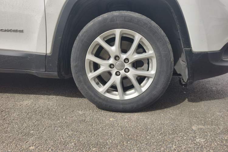 Used Jeep Cherokee 2017 2.4L Leading Smart Edition Right Front Wheel Hub