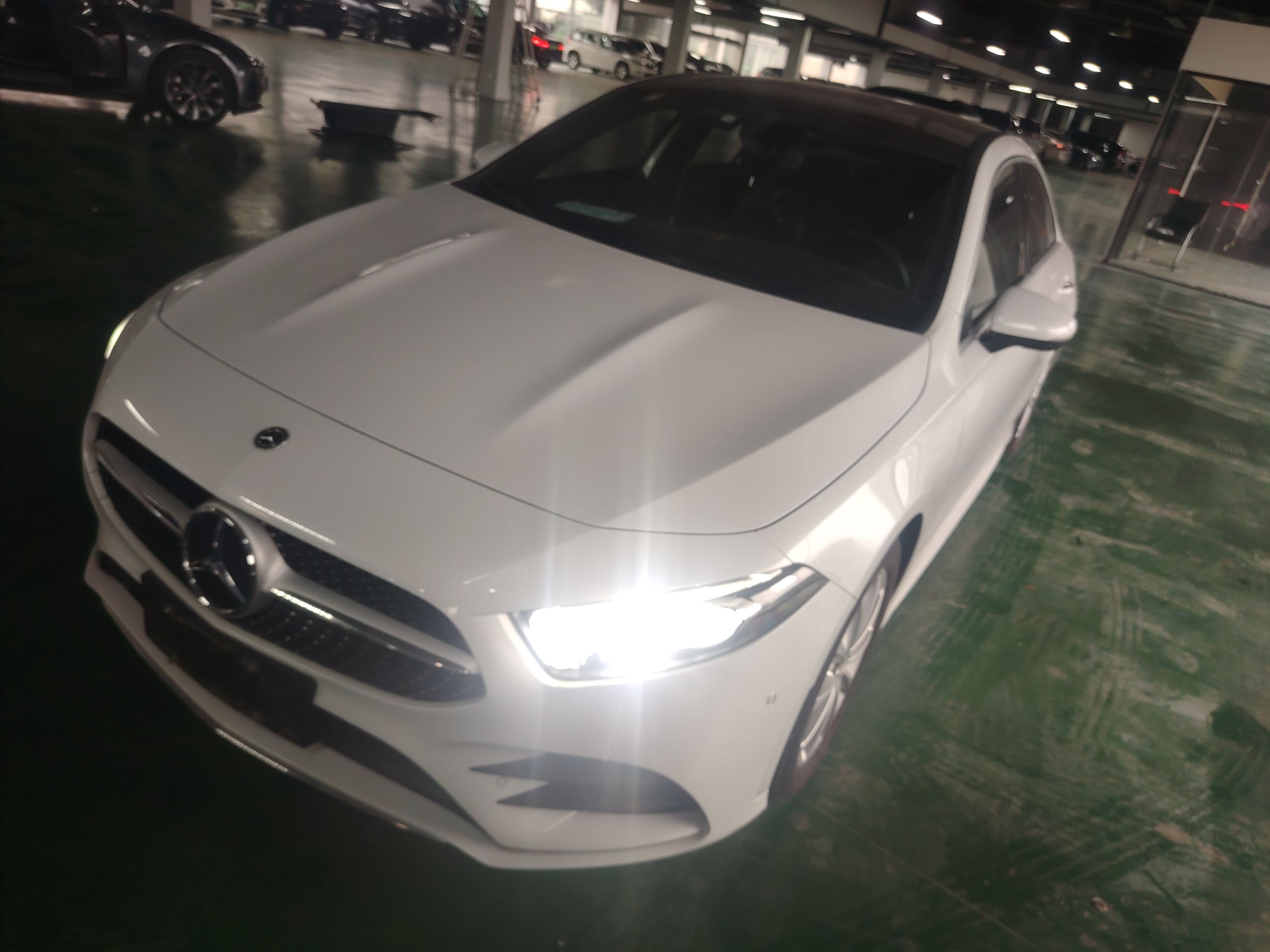 Под передней частью автомобиля