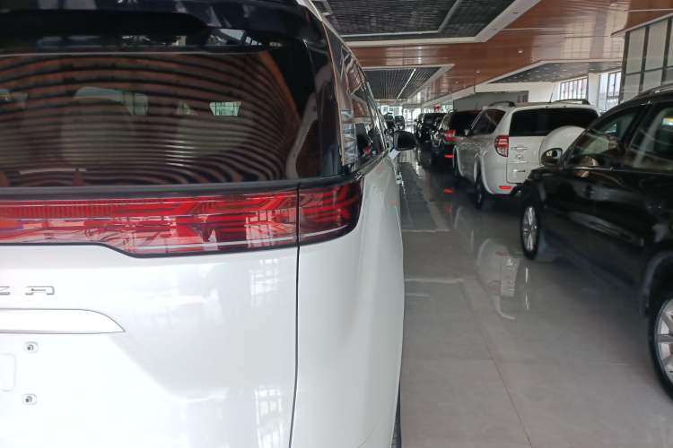 Used Denza D9 2022 DM-i 970 Four-Wheel Drive Flagship Model Exterior 3