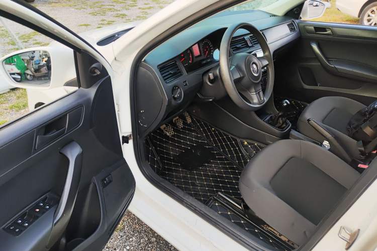 Used Volkswagen Santana 2015 1.6L Manual Fashion Edition Driver Seat