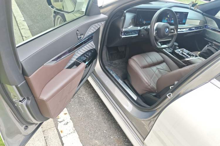 Used BMW i7 2023 xDrive60L Luxury Package
