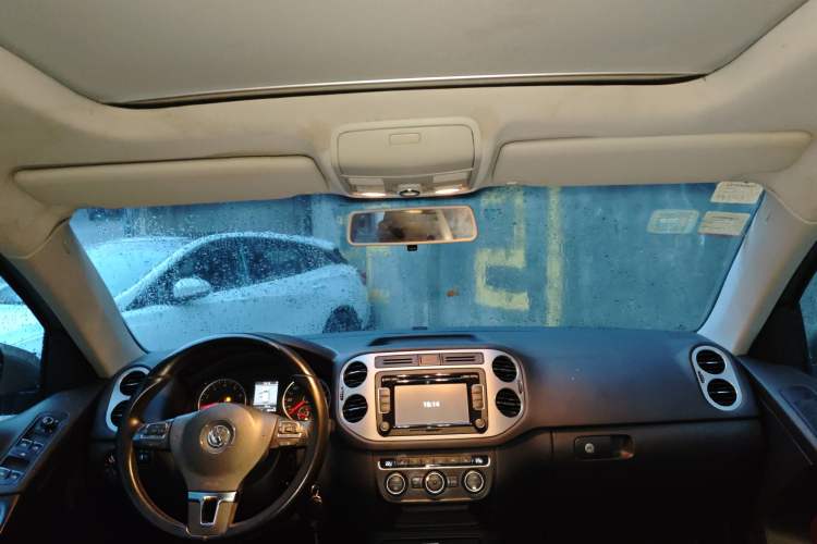 Used Volkswagen Tiguan 2013 1.8 TSI Automatic All-Wheel Drive Luxury Model Headliner