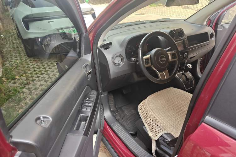 Used Jeep Compass 2013 2.4L four-wheel-drive sport version
