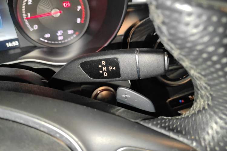 Used Mercedes-Benz C-Class 2015 Revised C 200 L Sport Edition Gear Lever