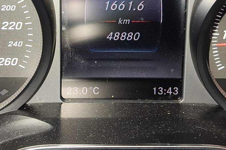 Used Mercedes-Benz C-Class 2016 C 200 L Sport Edition Odometer Close Up