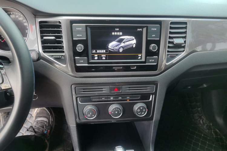 Used Volkswagen Golf Sportsvan 2018 230TSI Automatic Trend Edition Audio And AC Panel