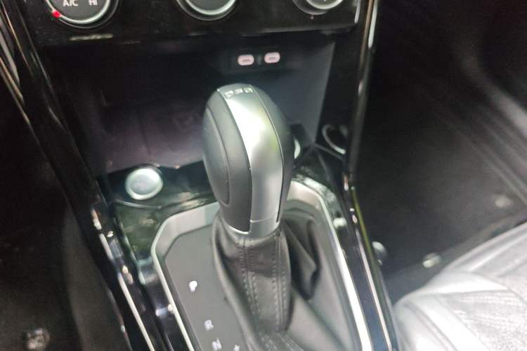 Used Volkswagen T-ROC 2022 280TSI DSG Two-Wheel Drive Comfort PLUS Gear Lever