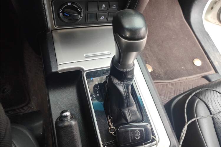Used Toyota Prado 2018 3.5L Automatic TX-L Gear Lever