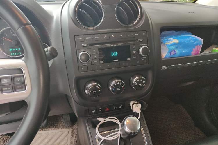 Used Jeep Compass 2013 2.0L two-wheel drive luxury version Audio And AC Panel