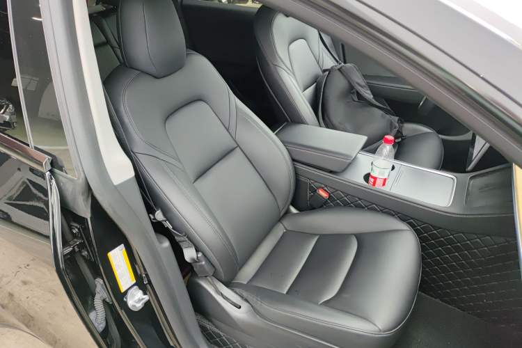 Used Tesla Model Y 2021 Standard Range Rear-Wheel Drive Version Right Front Seat