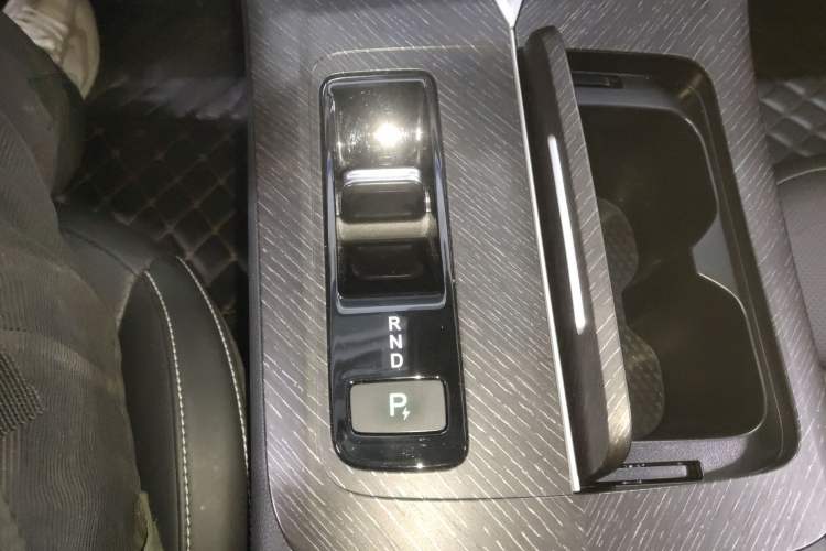 Used Venucia V DD-i 2023 110 km iE Version Gear Lever