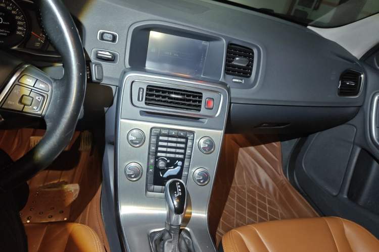 Used Volvo S60 2015 S60L 2.0T Zhiyuan Edition
