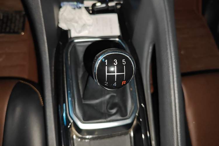 Used JMC Yusheng S350 2016 2.4T Manual 4x4 Diesel Luxury Edition 5-Seater