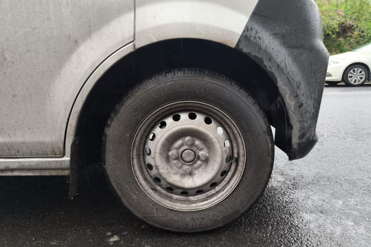 Used CHANGAN KUAYUE Xing V3 2023 1.3L Gasoline Standard Model 5-Seater Passenger Vehicle Right Front Wheel Hub