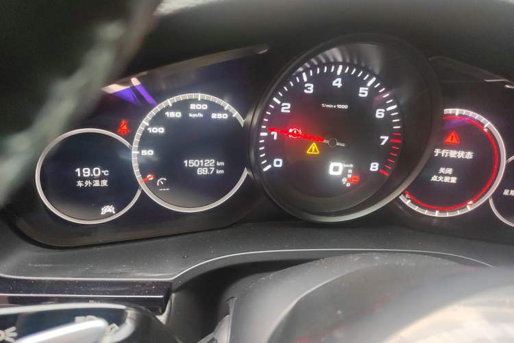 Used Porsche Cayenne 2018 Cayenne 3.0T Odometer Close Up