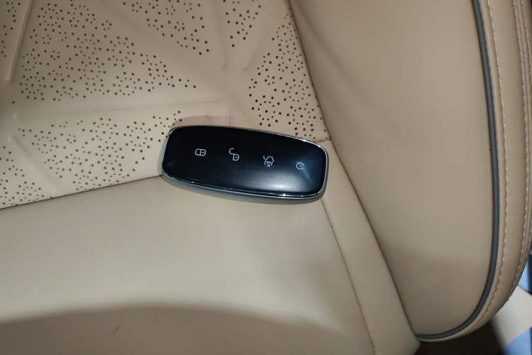 Used Denza N8 2023 Four-Wheel Drive Ultra-Hybrid Flagship Six-Seater Version