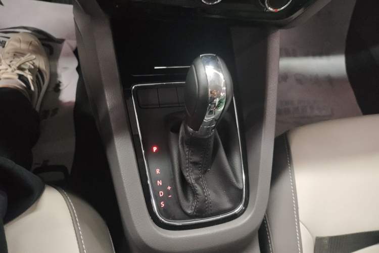 Used Volkswagen Sagitar 2015 1.6L Automatic Comfort Model Gear Lever