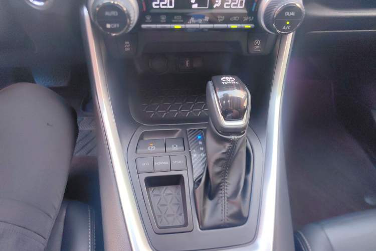 Used Toyota Wildlander 2022 2.0L CVT Two-Wheel Drive Luxury PLUS Edition Gear Lever