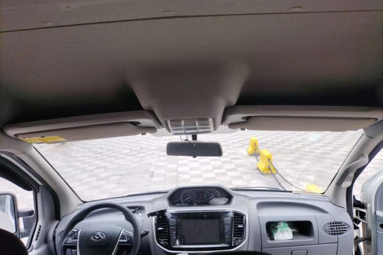 Used SAIC MAXUS Xintu V80 2019 2.5T Classic AMT Aoyuntong Short Wheelbase Mid-Roof 5/6-Seater
