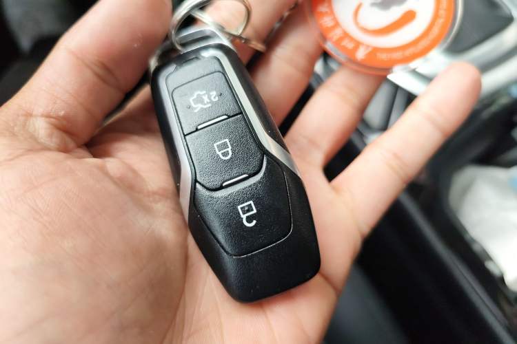 Used Ford Edge 2016 EcoBoost 245 Two-Wheel-Drive Titanium 7-Seater Interior 1