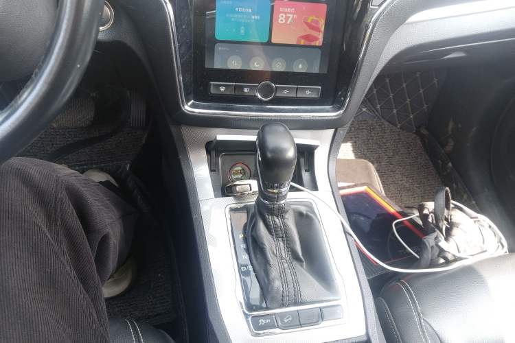 Used Roewe RX5 2018 20T Two-Wheel Drive Automatic Internet Smart Edition
