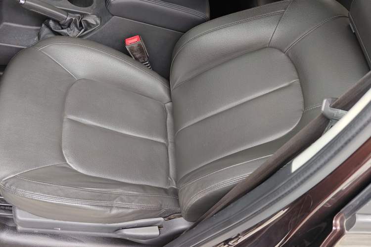 Used JMC Yuhu 3 2018 2.5T Diesel Two-Wheel Drive Advanced Version Standard Wheelbase