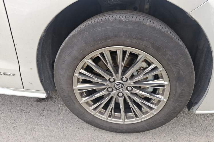 Used Toyota SIENNA 2024 2.5L Hybrid Comfort Edition Right Front Wheel Hub