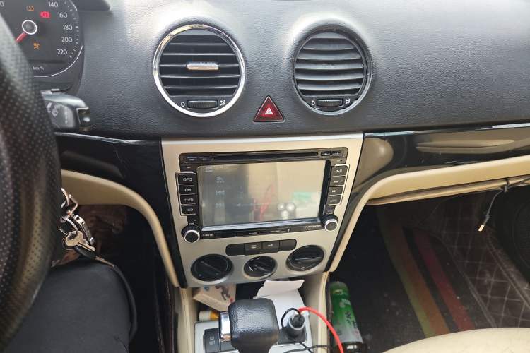 Used Volkswagen Lavida 2011 1.6L Automatic Premium Edition Audio And AC Panel