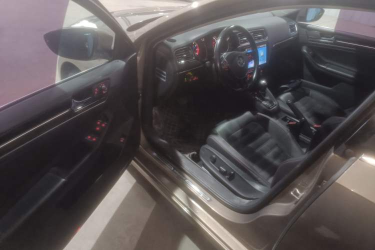 Used Volkswagen Sagitar 2017 230TSI Automatic Luxury Edition
