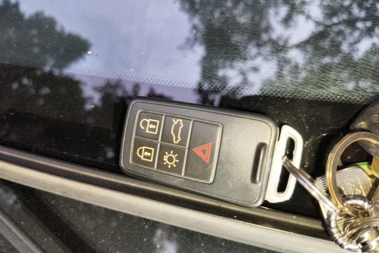 Used Volvo V40 2014 Cross Country T5 AWD Smart Luxury Edition Vehicle Key