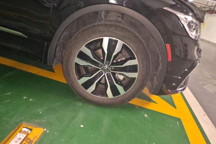 Used Volkswagen Tiguan L 2025 Model Outstanding Version 330TSI Automatic Two-Wheel Drive R-Line Longyao Edition Right Front Wheel Hub