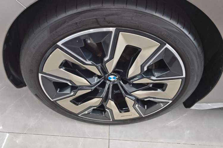 Used BMW 7 Series 2023 740Li Leading Model M Sport Package Left Front Wheel Hub