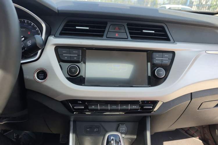 Used Geely Auto Vision X3 2019 Upgraded Model 1.5L CVT Prestige Version Audio And AC Panel