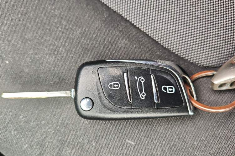 Used Volkswagen Jetta 2015 1.6L Automatic Fashion Model Vehicle Key