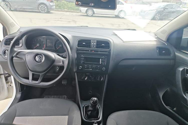 Used Volkswagen Polo 2016 1.4L Manual Fashion Model Center Console