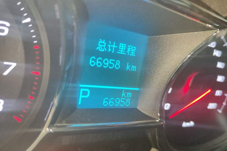 Used Chevrolet Captiva 2015 2.4L 4x4 Flagship Edition 7-Seater Odometer Close Up