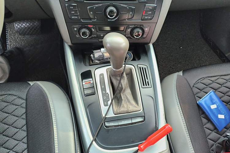 Used Audi Q5 2010 2.0TFSI Technology Edition Gear Lever