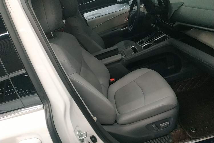 Used Toyota Granvia 2022 2.5L Hybrid Premium Edition Right Front Seat