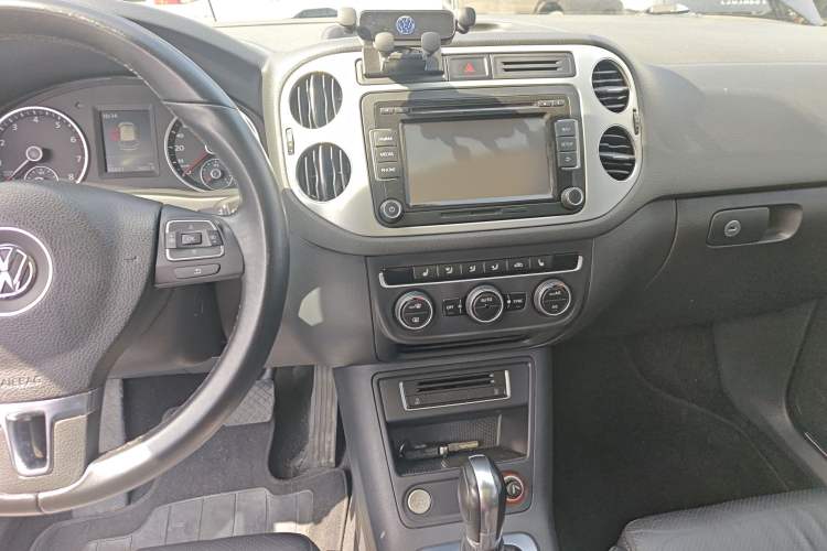 Used Volkswagen Tiguan 2015 1.8TSI Automatic Two-Wheel Drive Luxury Model Audio And AC Panel