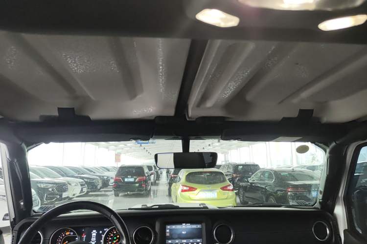 Used Jeep Wrangler 2019 2.0T Sahara Four-Door Version China VI Emission Standard