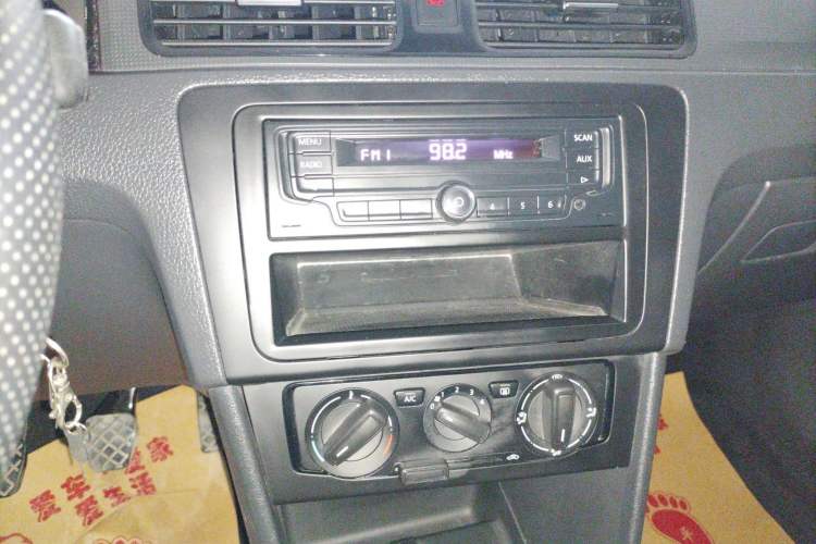 Used Volkswagen Santana 2015 1.4L Manual Fashion Edition Audio And AC Panel