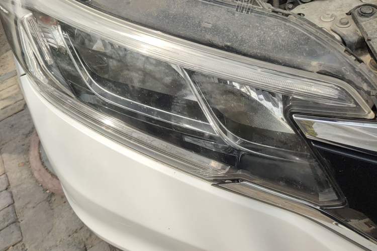 Used Honda CR-V 2016 2.0L Two-Wheel Drive Classic Edition Right Front Headlight