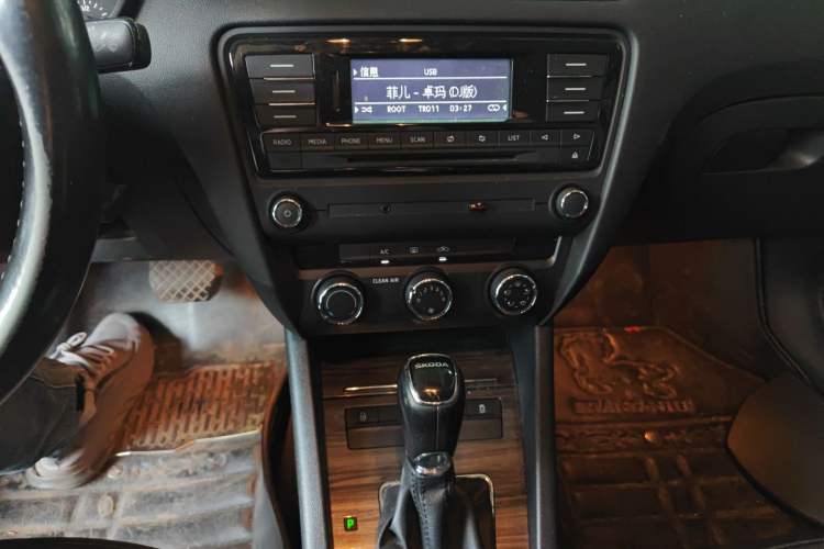 Used Skoda Octavia 2017 1.6L Automatic Chuanxing Edition Audio And AC Panel