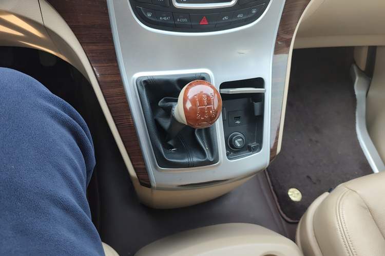 Used Jinbei Grace 2014 2.4L Standard Short-Wheelbase 7-Seater 4RB2
