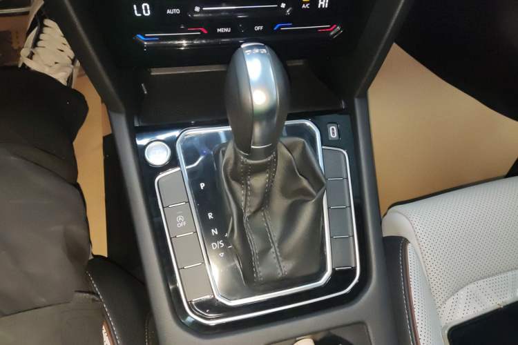 Used Volkswagen Magotan 2025 Zhongxiang Version 330TSI DSG Luxury Edition Gear Lever